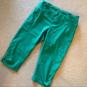 Athleta Dobby Be Free Green Capri Crops